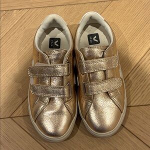 Veja Kids Sneakers in Gold and White
